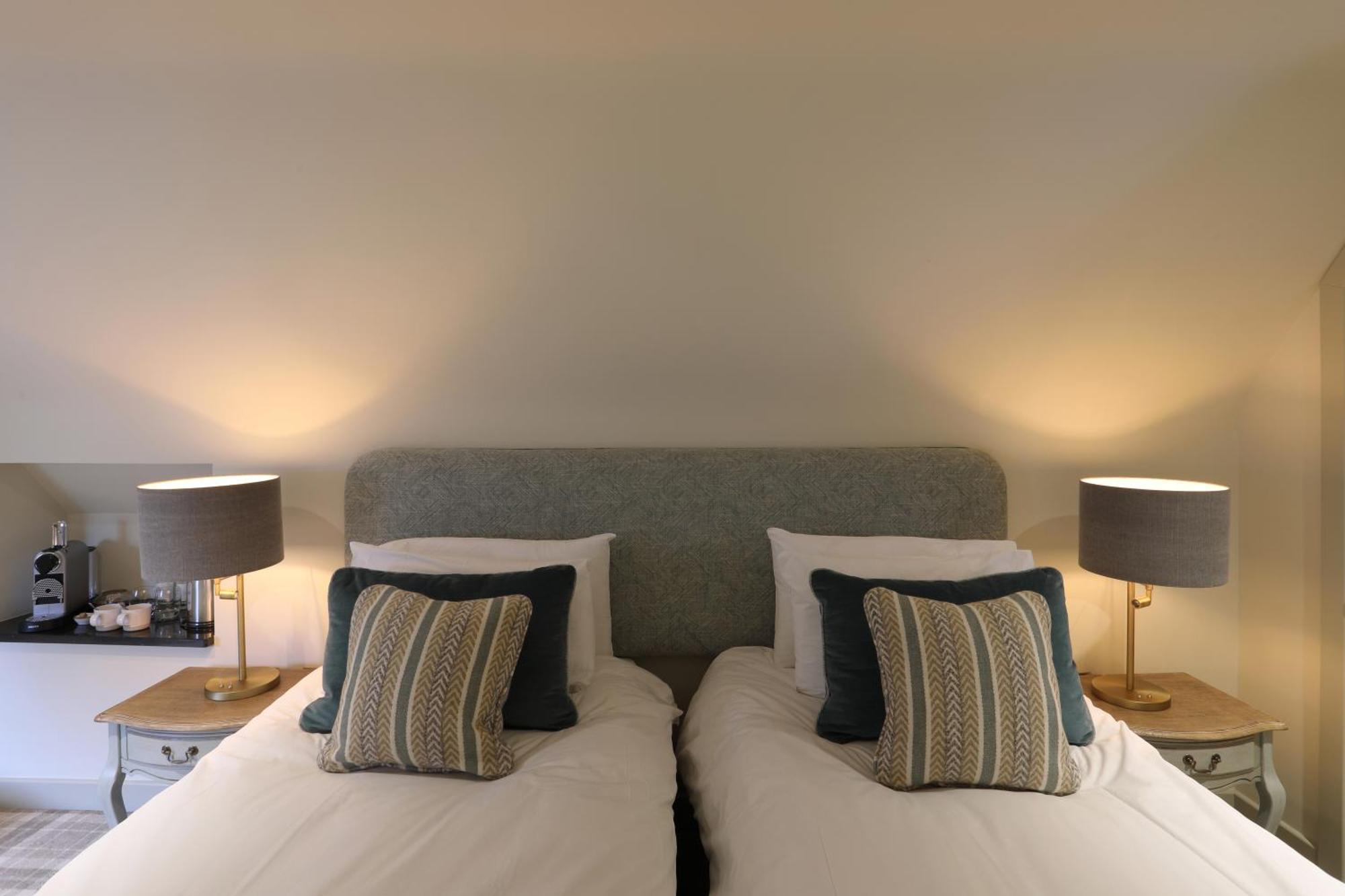 The Harcourt Arms Hotel Stanton Harcourt Szoba fotó A bedroom at the hotel