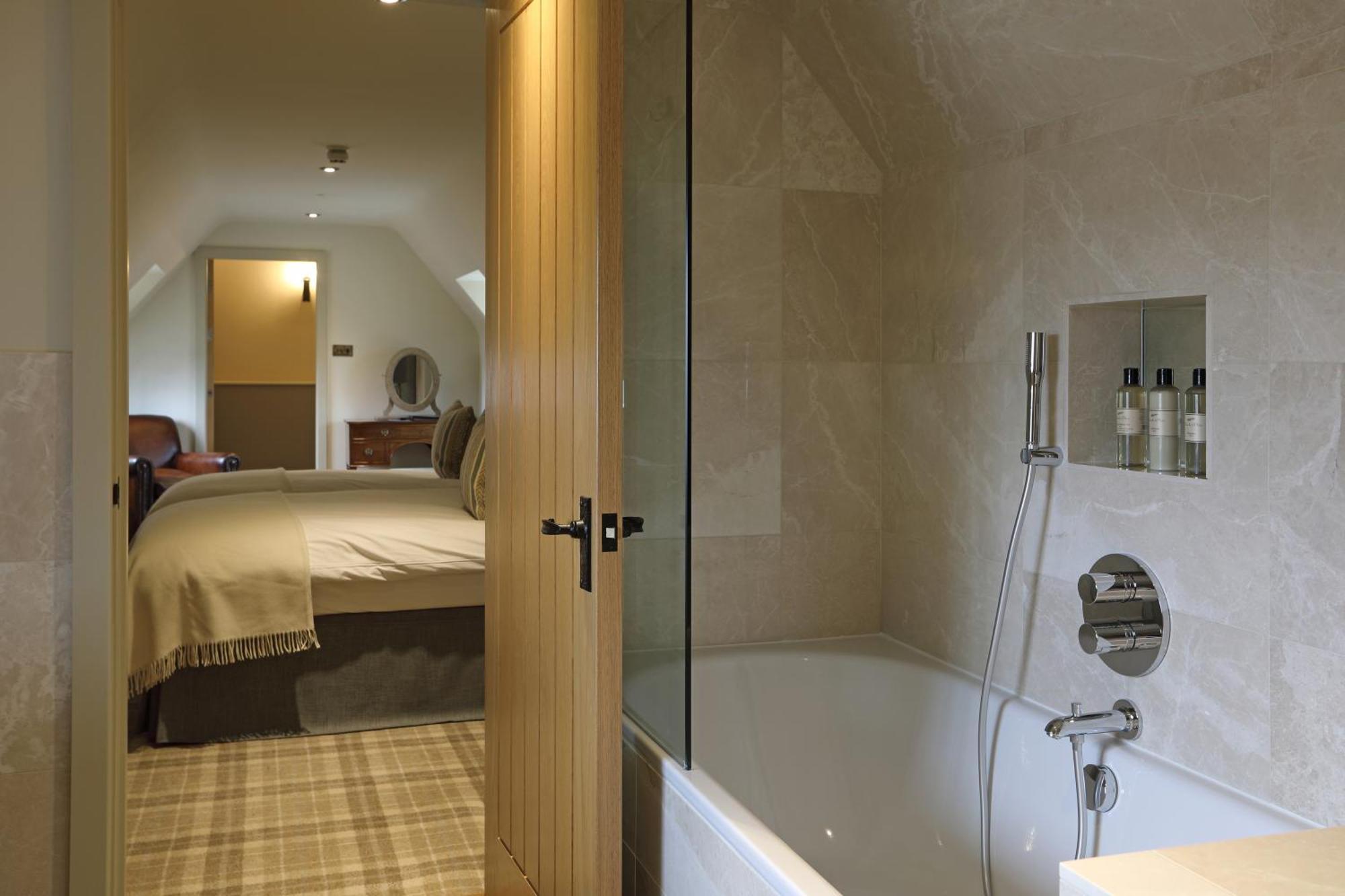 The Harcourt Arms Hotel Stanton Harcourt Szoba fotó A bathroom in a hotel
