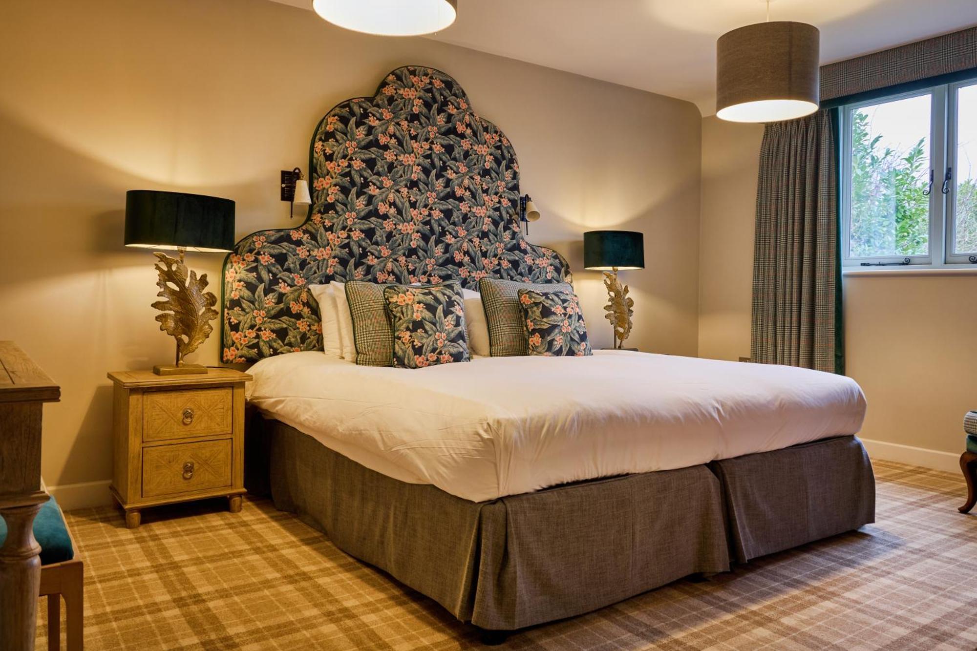 The Harcourt Arms Hotel Stanton Harcourt Szoba fotó A bedroom at The Old parsonage