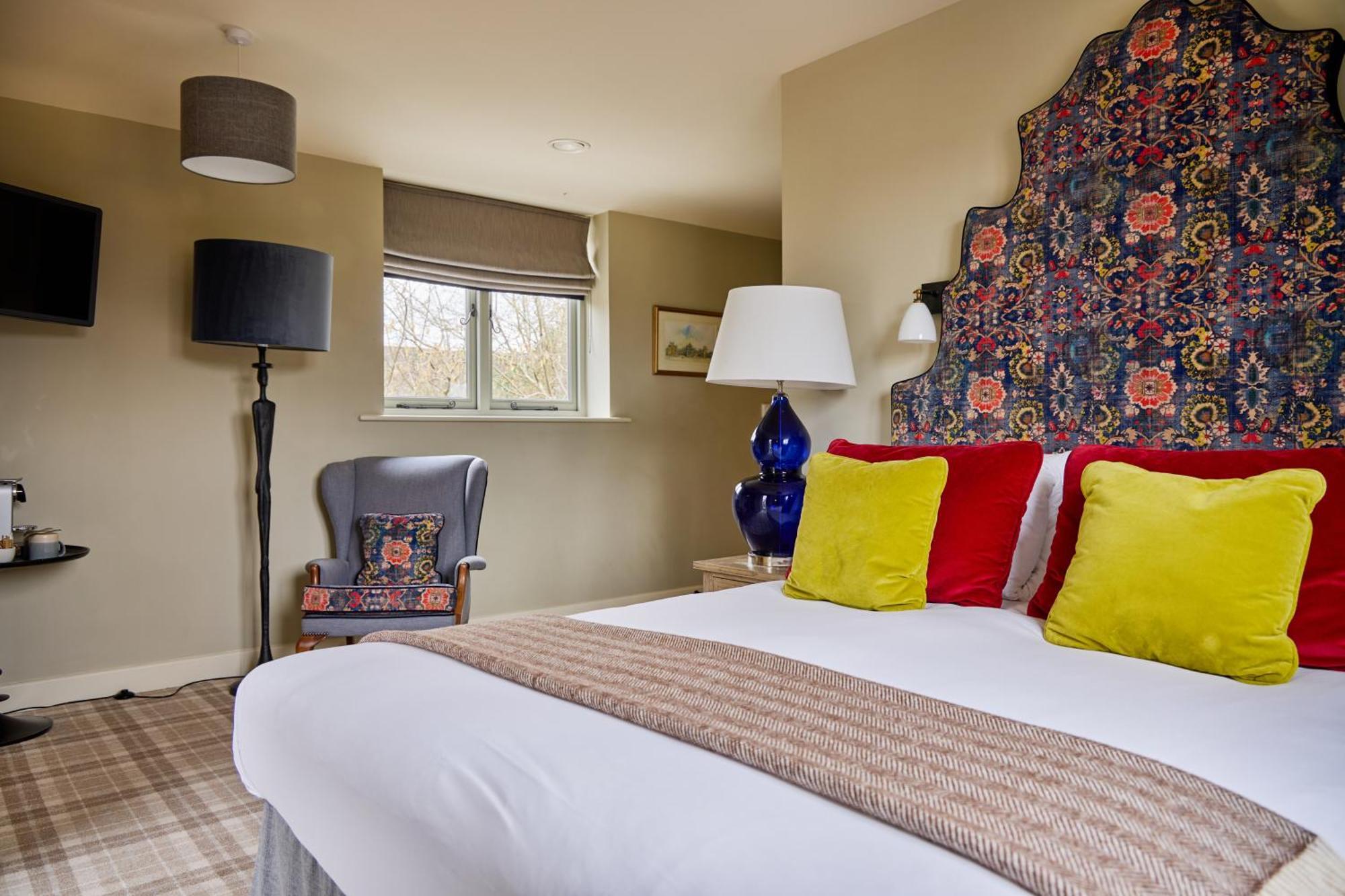 The Harcourt Arms Hotel Stanton Harcourt Szoba fotó A bedroom at The Old parsonage