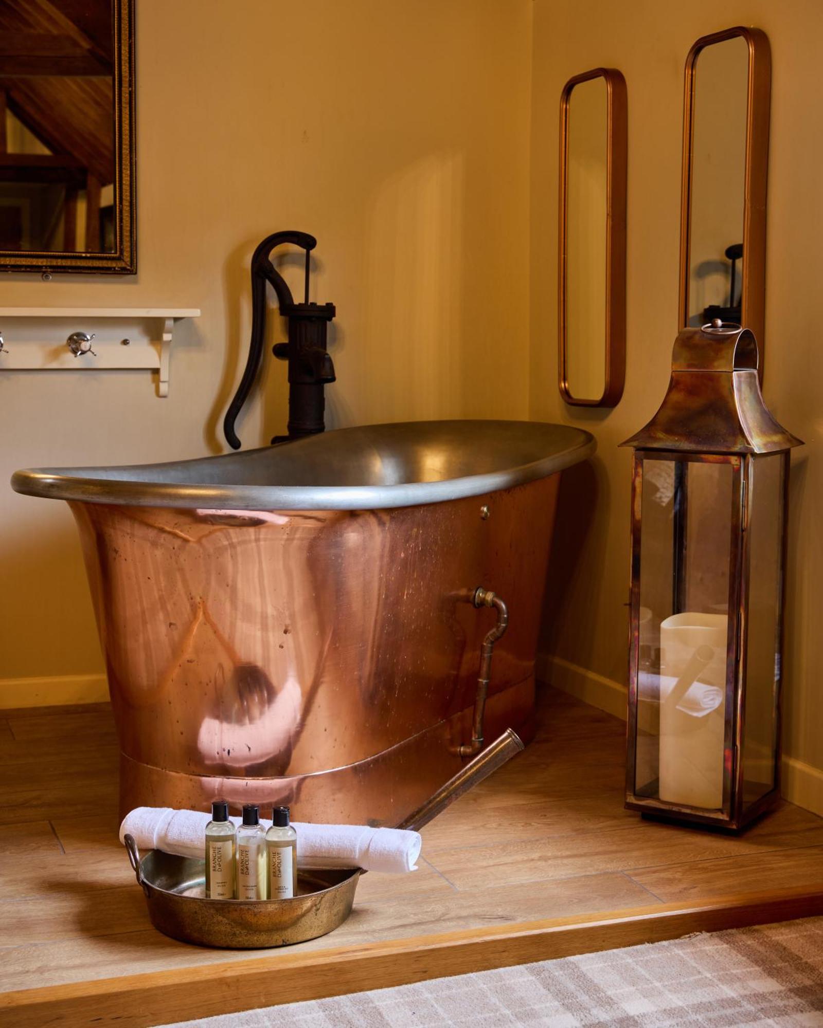 The Harcourt Arms Hotel Stanton Harcourt Kültér fotó Copper bathtub