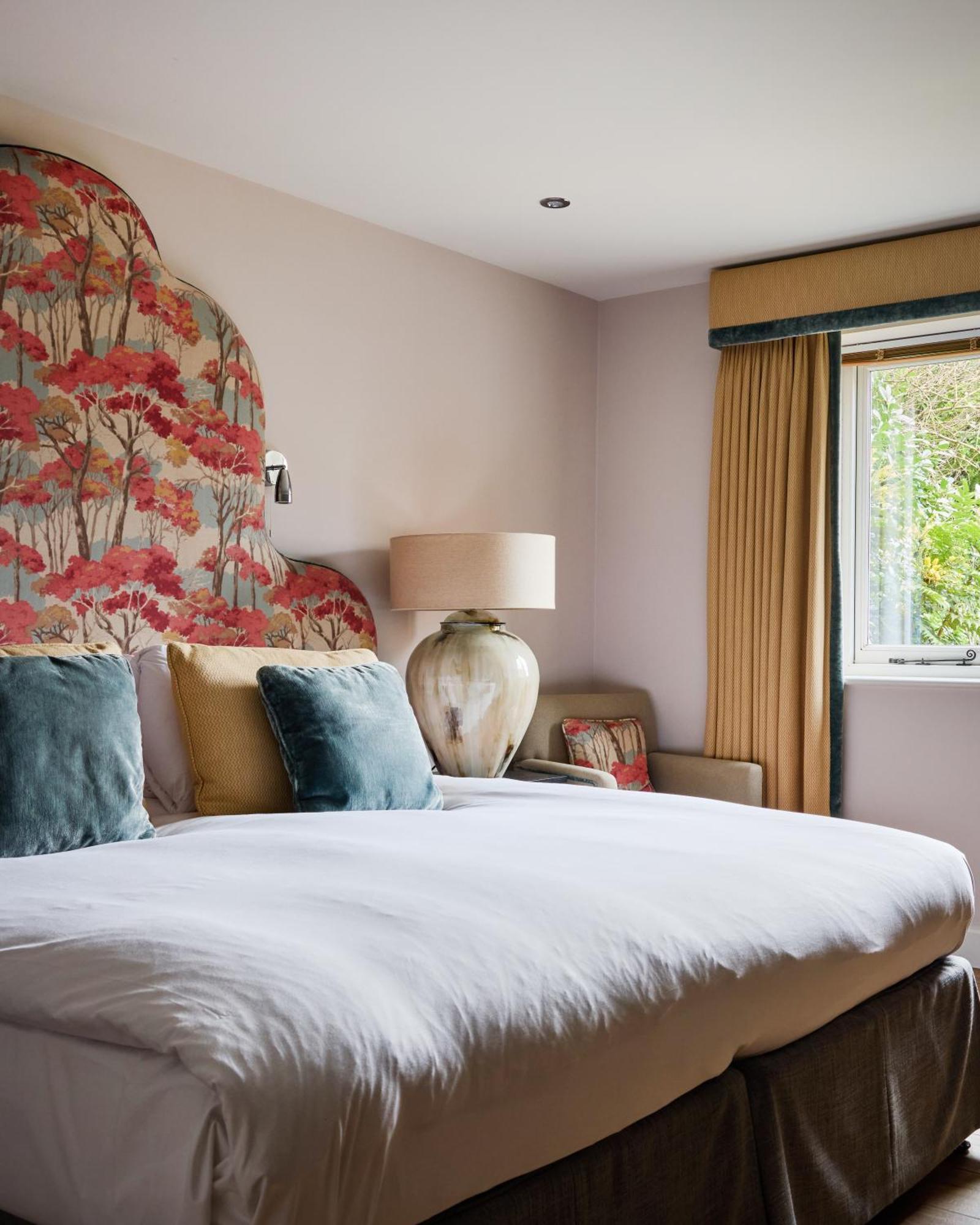 The Harcourt Arms Hotel Stanton Harcourt Szoba fotó A bedroom at The Old parsonage