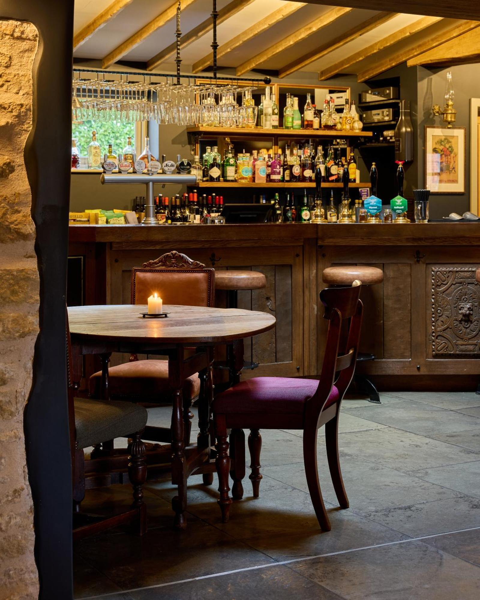 The Harcourt Arms Hotel Stanton Harcourt Kültér fotó The bar at the Old Inn
