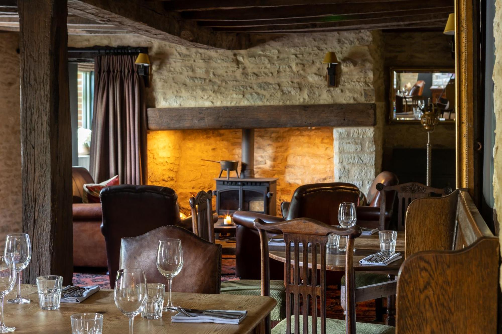 The Harcourt Arms Hotel Stanton Harcourt Kültér fotó The interior of the restaurant
