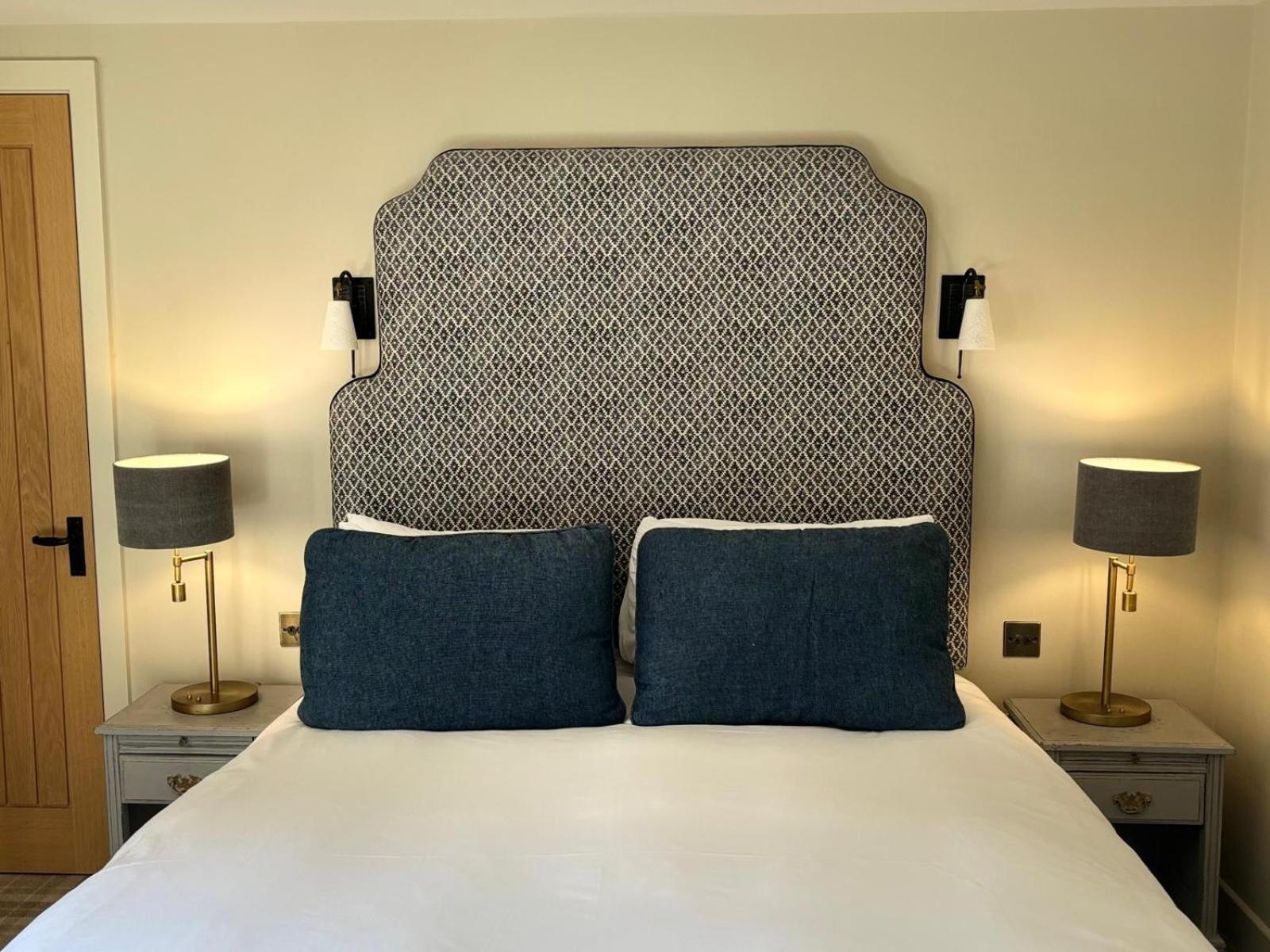The Harcourt Arms Hotel Stanton Harcourt Kültér fotó A bedroom at The Old Vicarage