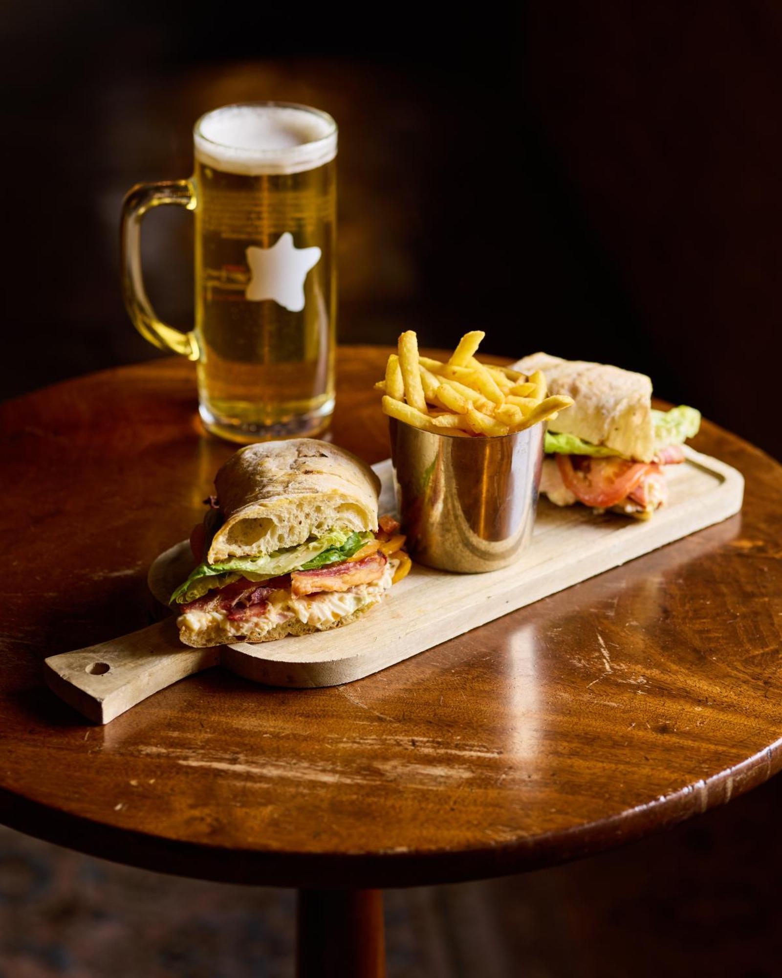 The Harcourt Arms Hotel Stanton Harcourt Kültér fotó A club sandwich with chips