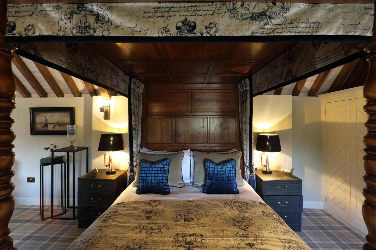 The Harcourt Arms Hotel Stanton Harcourt Kültér fotó The four-poster bed in the Old Inn
